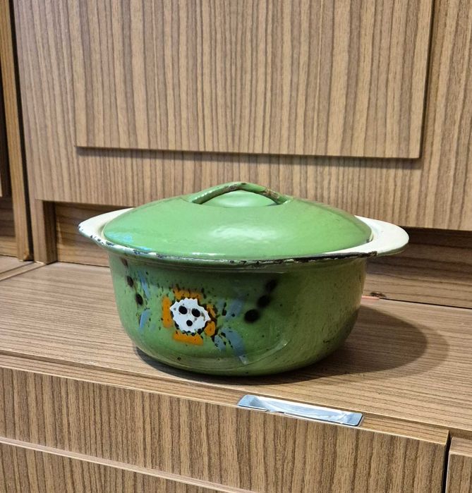 Советские эмалированные   сковородки ,казанок  и кастрюли .