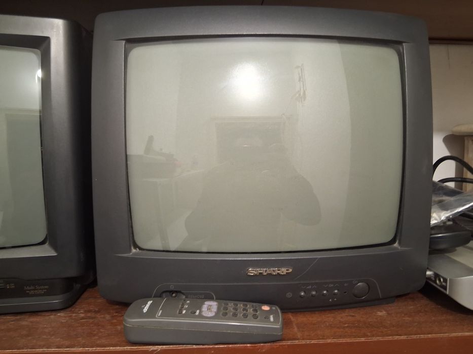 Подарявам 3 броя работещи стари телевизора