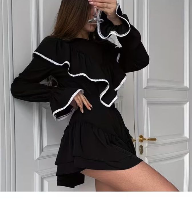Продам платье  чёрные с брюшками