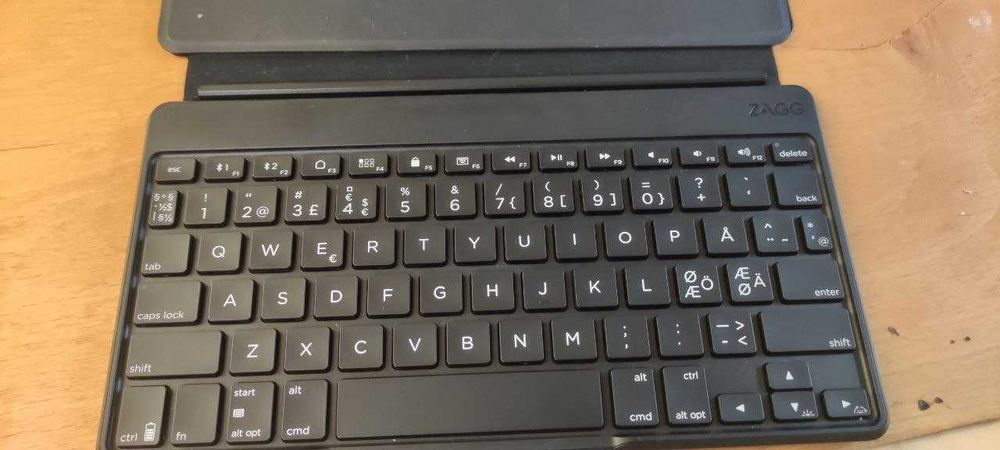 tastatura Bluetooth cu husă si stativ magnetică cu iluminare  ZAGG