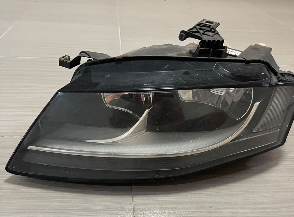 Vând far de audi a4 B8