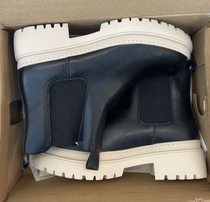 Дамски боти с бяла подметка