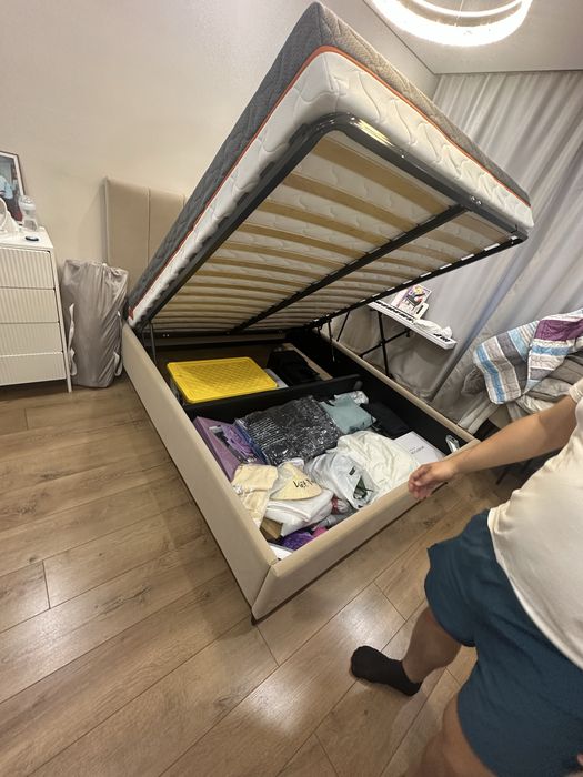 Продам кровать двуспальную +матрац