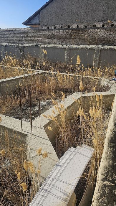 Qurilishi tugalanmagan.  Uchastka. Yeri. Sotiladi.