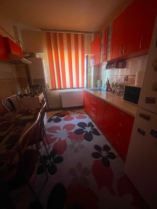 Vând apartament  cu 3 camere,ultracentral ,etajul 2,105 mp,Preț  negociabil.relatii la telefon 0766414573