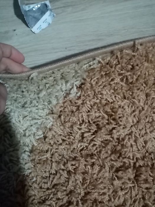 Продаётся ковры 2 вида прямоугольный и овалний бежевокоричнего цвета.