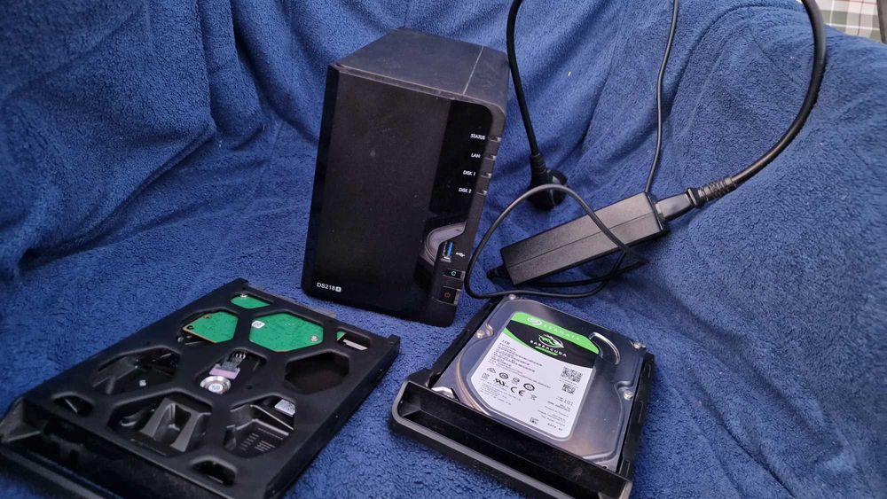 NAS Synology DS218+ + 2x1TB Seagate Barracuda (2TB total)