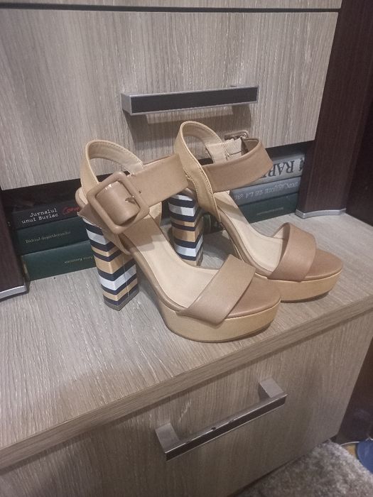 Sandale noi de la Laura Biagiotti, cu platforma și toc gros.