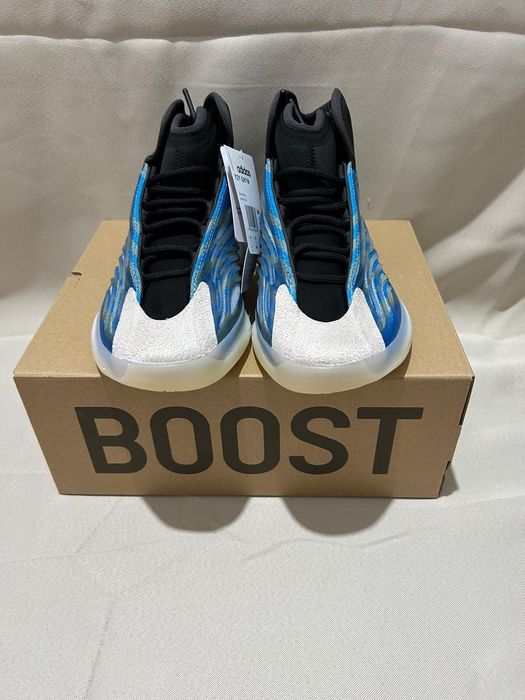 Yeezy Quantum noi cu eticheta