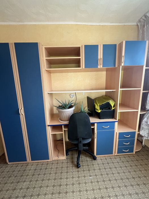 Продам шкаф вместимый есть место для компьютера