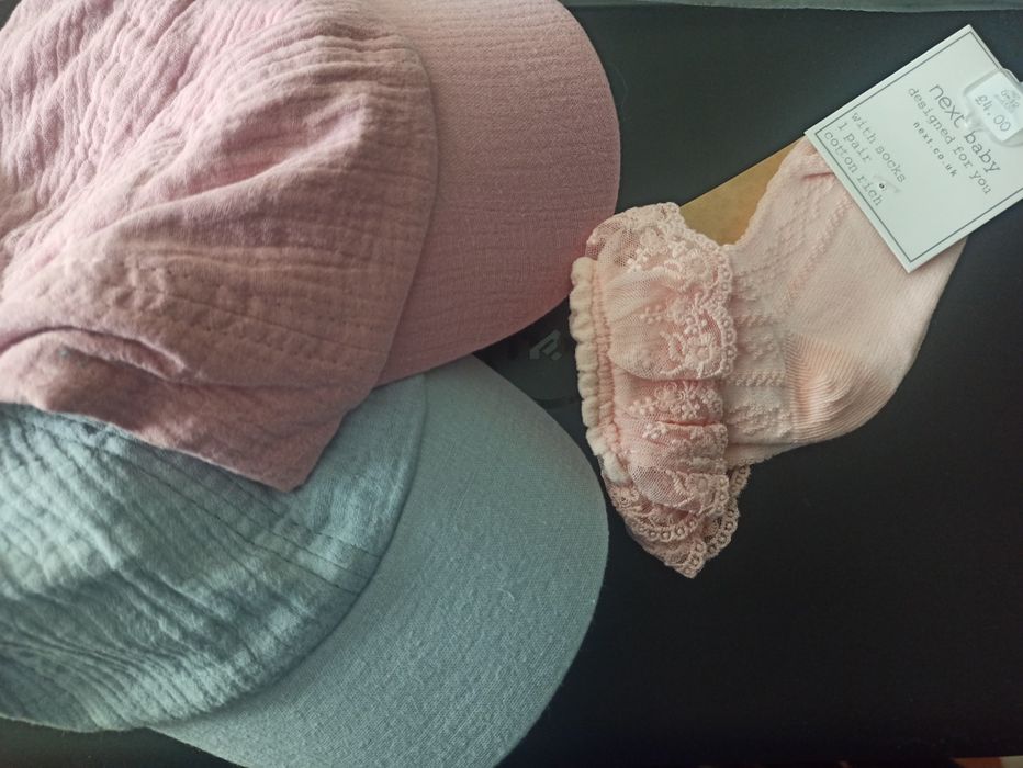 NEXT шапки за момиче + чорапки