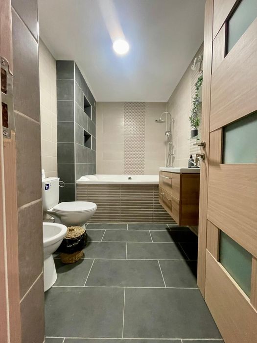 Închiriez apartament 2 camere  pe zi