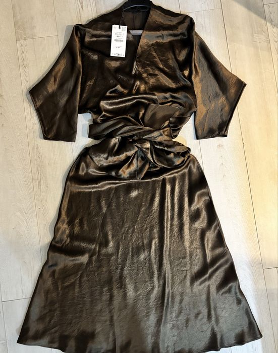 Rochie petrecută din satin Zara