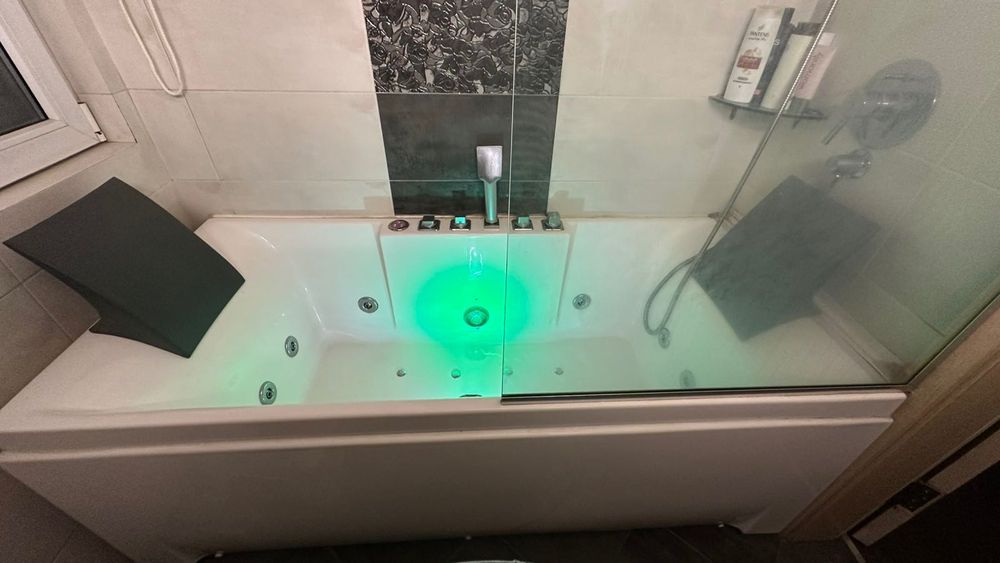 Продавам акрилна хидромасажна вана 170/74 см с престилка и ст. параван