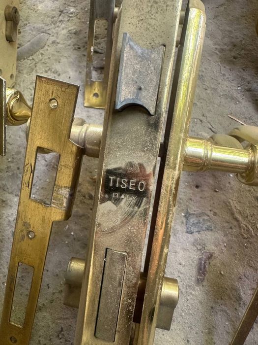 Дверные замки с ручками