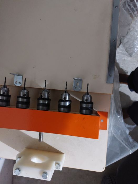 Машина за пробиване на пчелни рамки