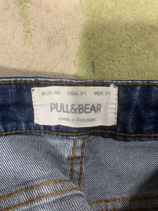 синие джинсы популярного бренда Pull & Bear.