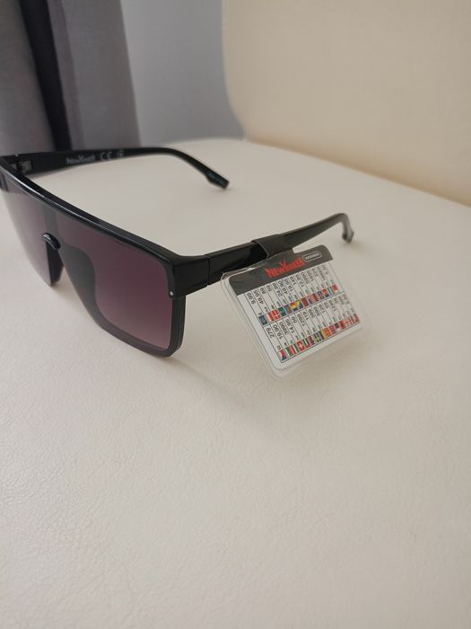 Vând ochelari de soare model deosebit produs de calitate superioara.