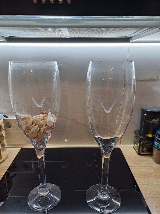 Продам стеклянные  шампанки