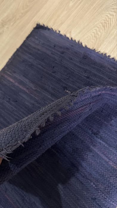 Ковер плетенный синего цвета