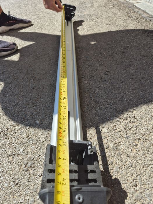 Напречни греди и 2 стойки Thule за велосипеди.