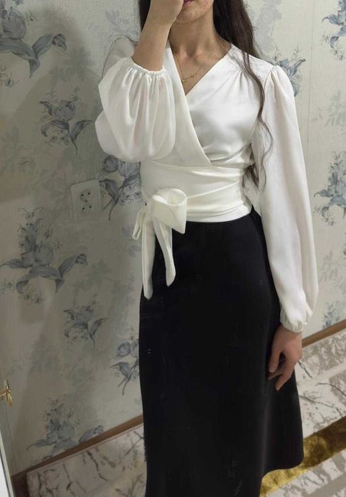 Элегантная блуза с объёмными рукавами