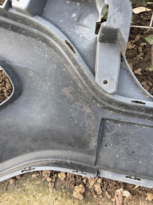 Bara fata superioară Dacia Spring pe alb