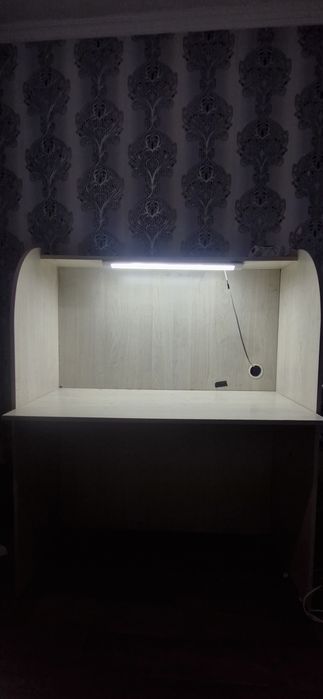 Стол с прикреплённой лампой