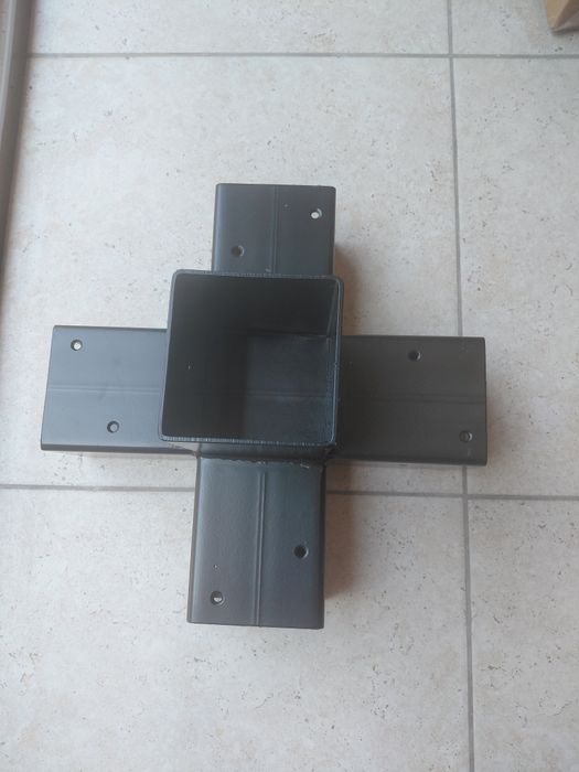 Conector metalic