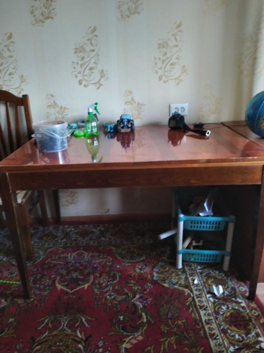 Стол полированного дерева