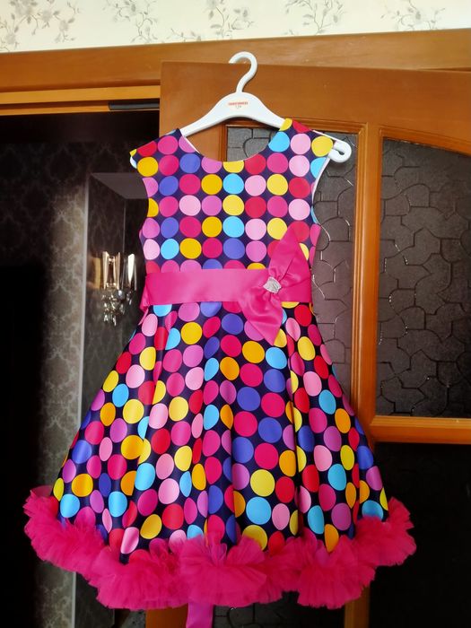 Продается нарядное праздничное платье в комплекте