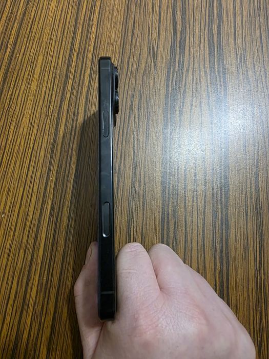 Продавам iphone 16 pro max 512 gb titanium black като нов