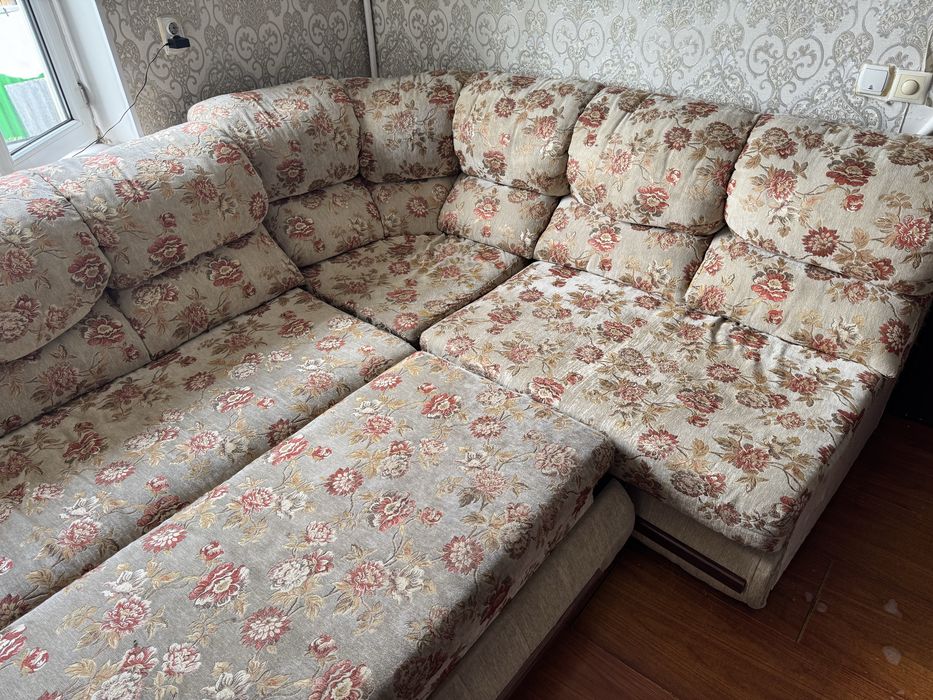 Продам комплект угловой диван и 2 кресла