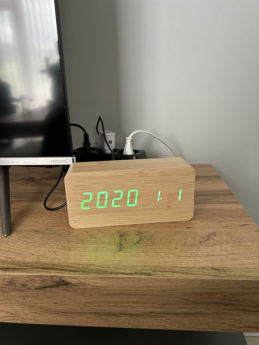 Дървен настолен лед часовник