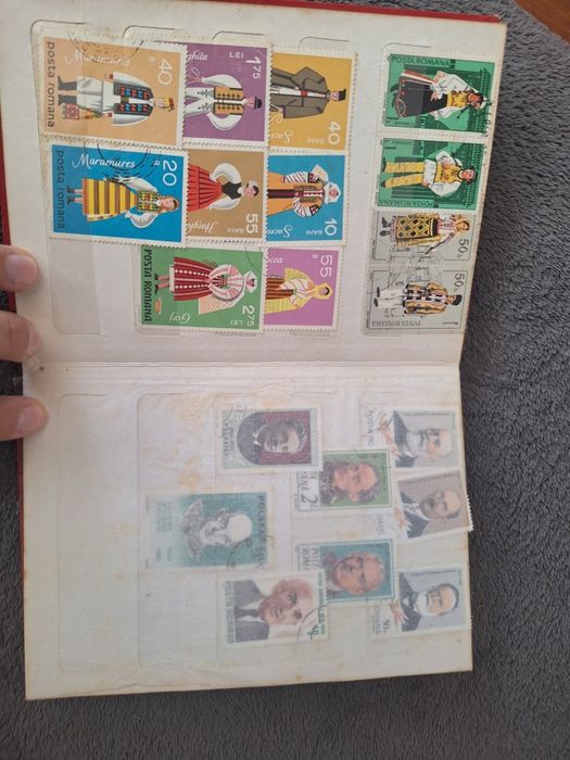 Stamp Album cu peste 30 de timbre vechi