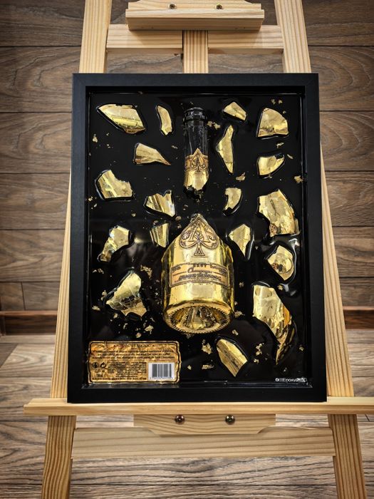 Картини от маркови бутилки в рамка.