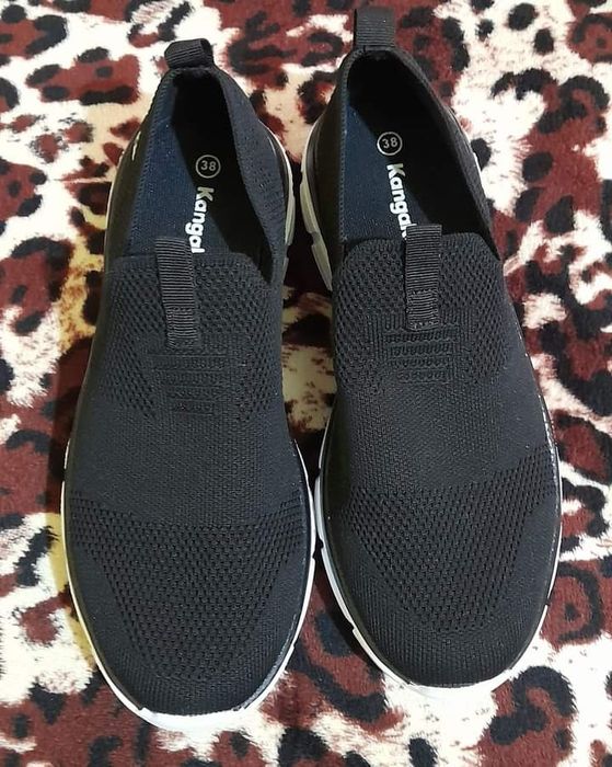 Vând urgent adidași cangoroos nr,38