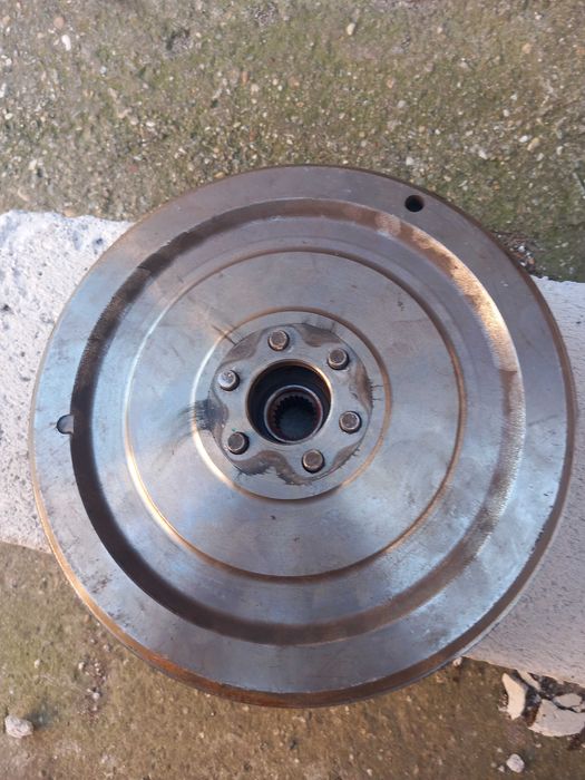 Продава се комплект твърд съединител с лагер помпа.