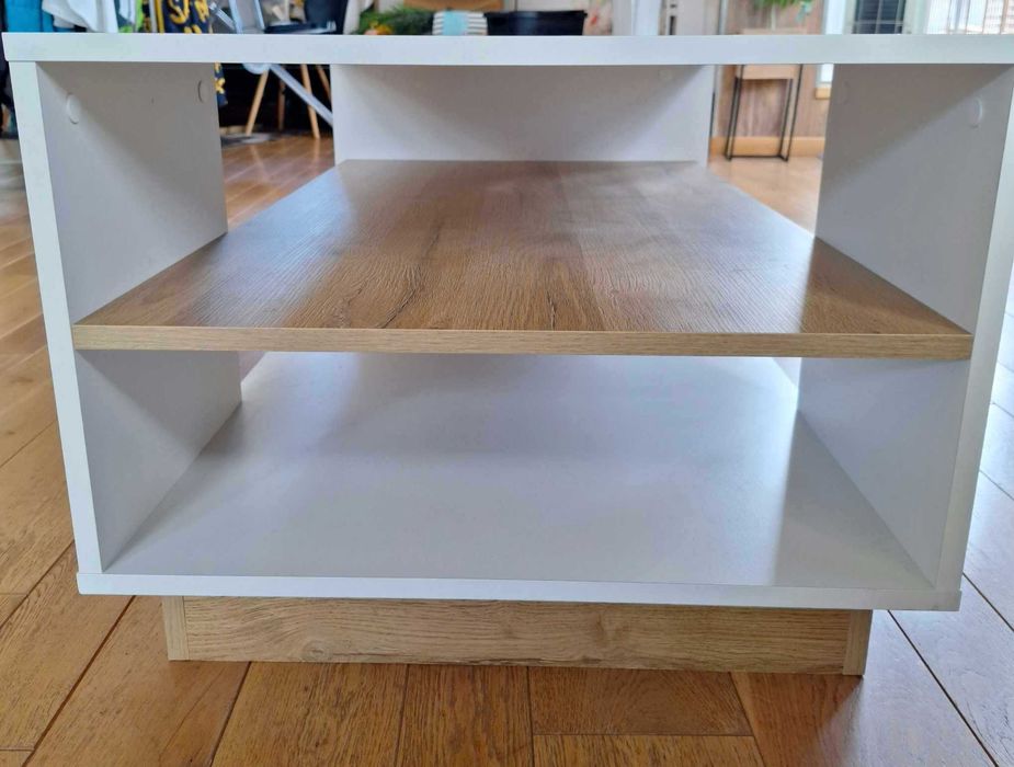 Модерна холна маса в отлично състояние