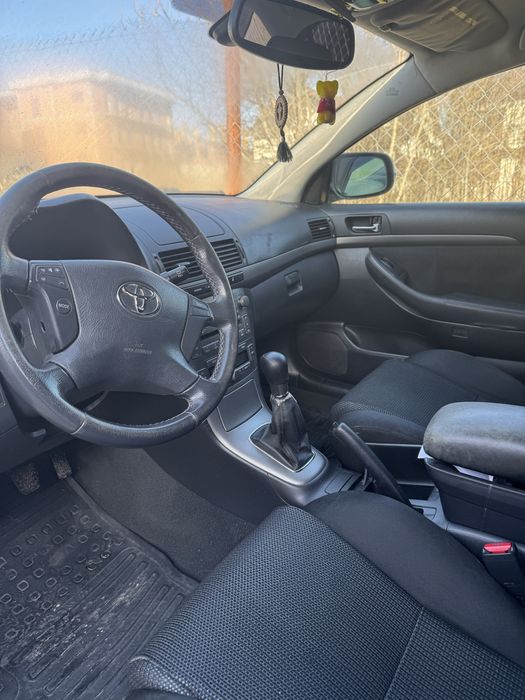 Toyota Avensis culoare neagra