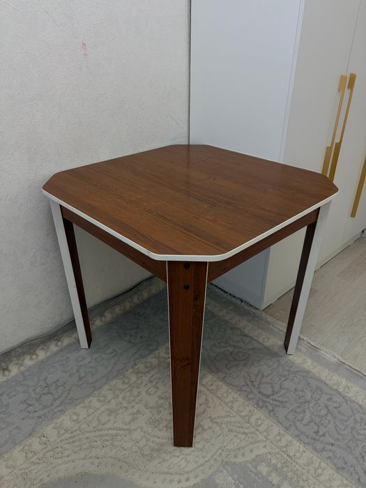 Продам обеденный стол