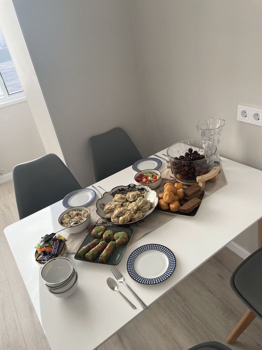 Продам стол кухонный и 4 стулья