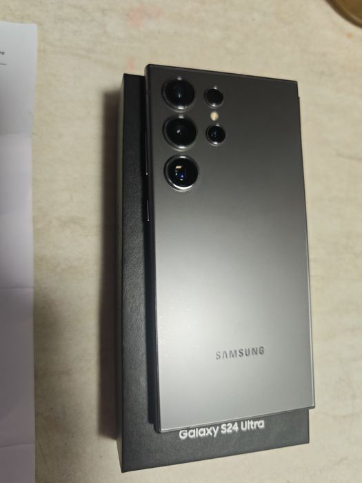Продавам телефон Samsung S24 UTRA