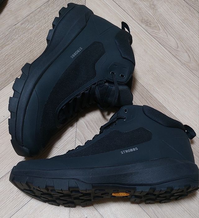 Новые качественные кроссовки STROBBS  42 размер!