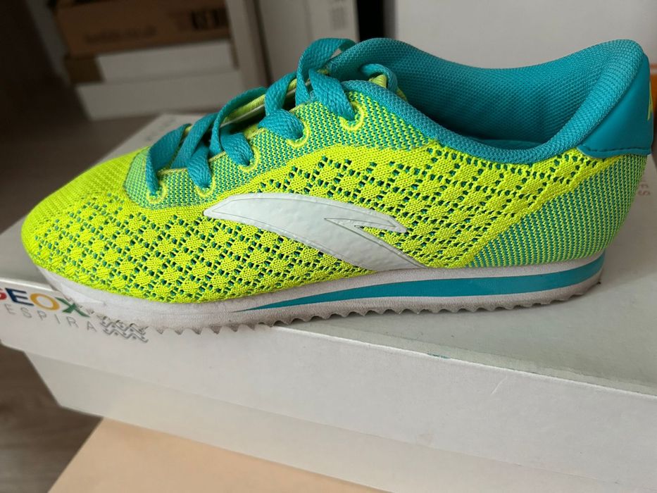 Продам кроссовки 35 размер