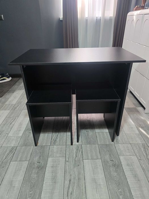 Продам кухонный стол 4 стула, чёрные, новые.