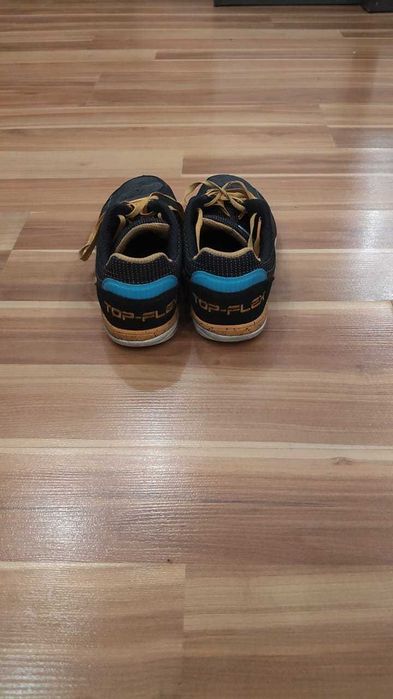 Продам футбольные кросовки для Зала