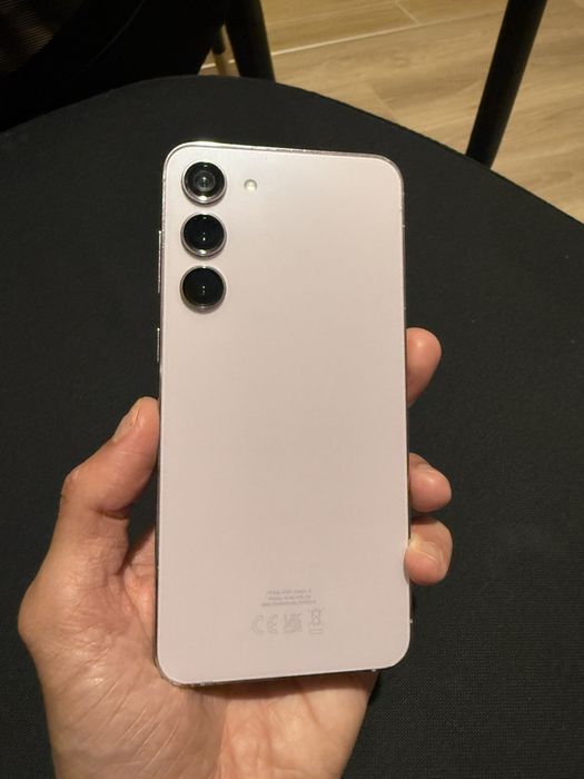 Samsung Galaxy S23+ заедно с оригинално зарядно