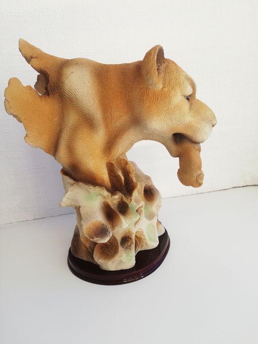 Статуэтка львицы!