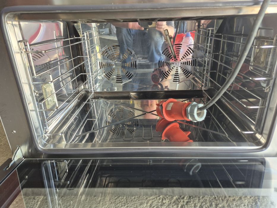 Продам конвекционную печь SMEG